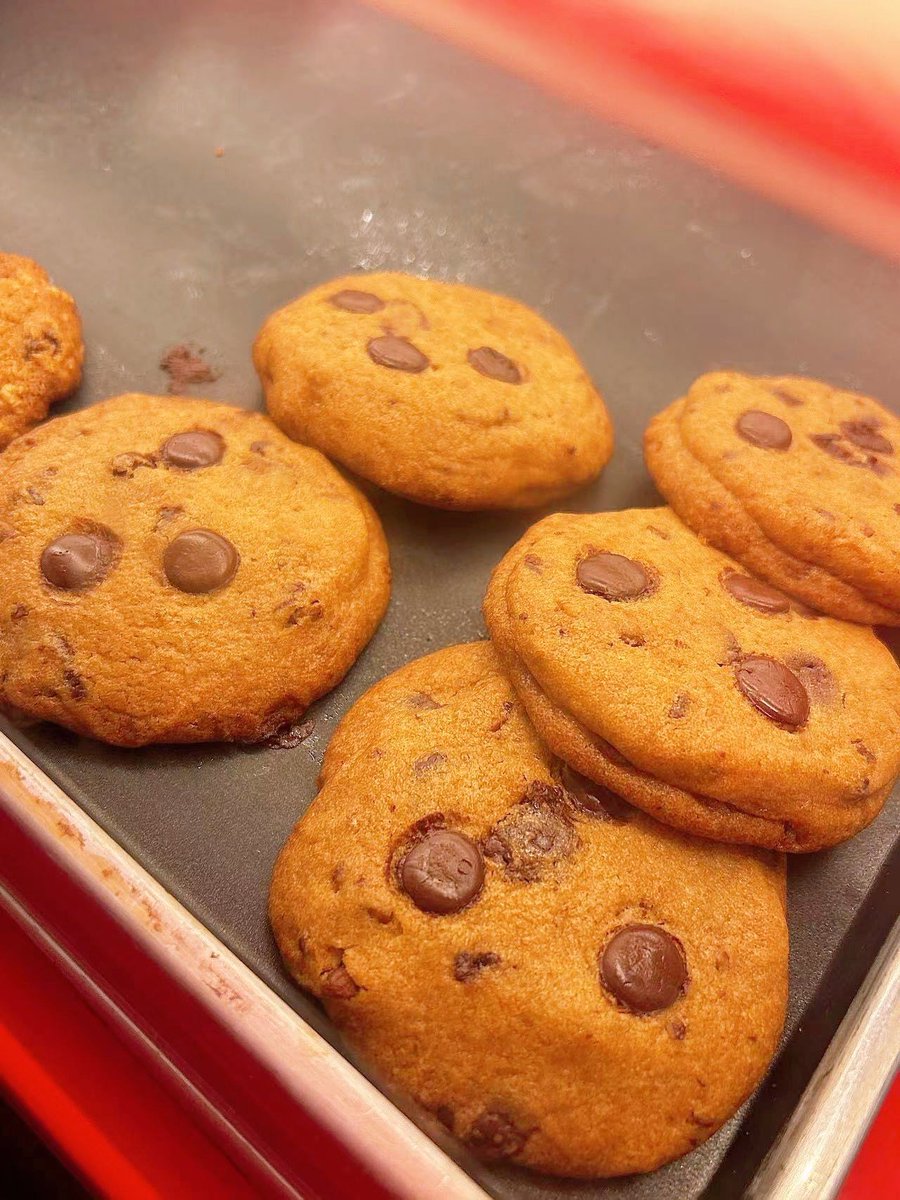 emanuele_manta's tweet photo. Just spent a lovely Saturday baking chocolate chip cookies—warm, gooey, and filled with tiny sweet moments for my neighbors , https://t.co/X481yQBwmZ