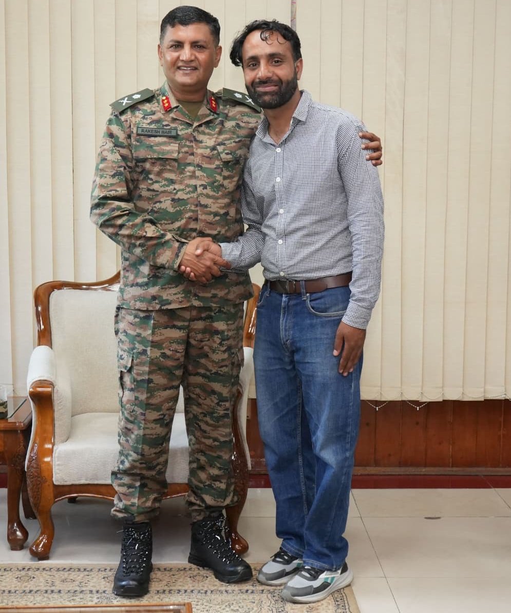 GujarShabnam's tweet photo. Gujjar Bakarwal delegation met the "GOC Vajr Division” in Kupwara today. We expressed our heartfelt gratitude for the incredible work being done by the Indian Army for the people of Kupwara.

Sir assured us that he will always stand with the people and continue to serve with https://t.co/B1G5EOvJGh