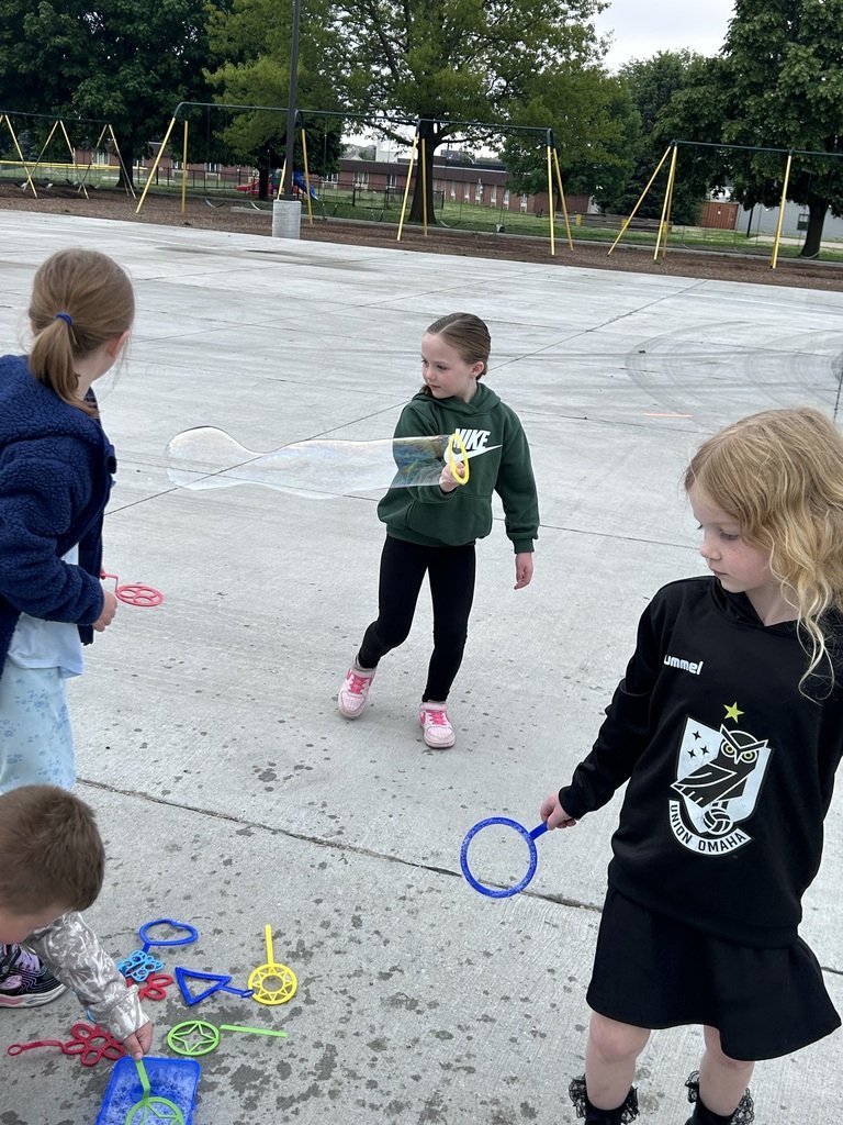 GESGuardians's tweet photo. Even though it was cloudy yesterday, Ms. Boeselager's Kindergarteners had a great time making bubbles! https://t.co/fwFLyBRNL1