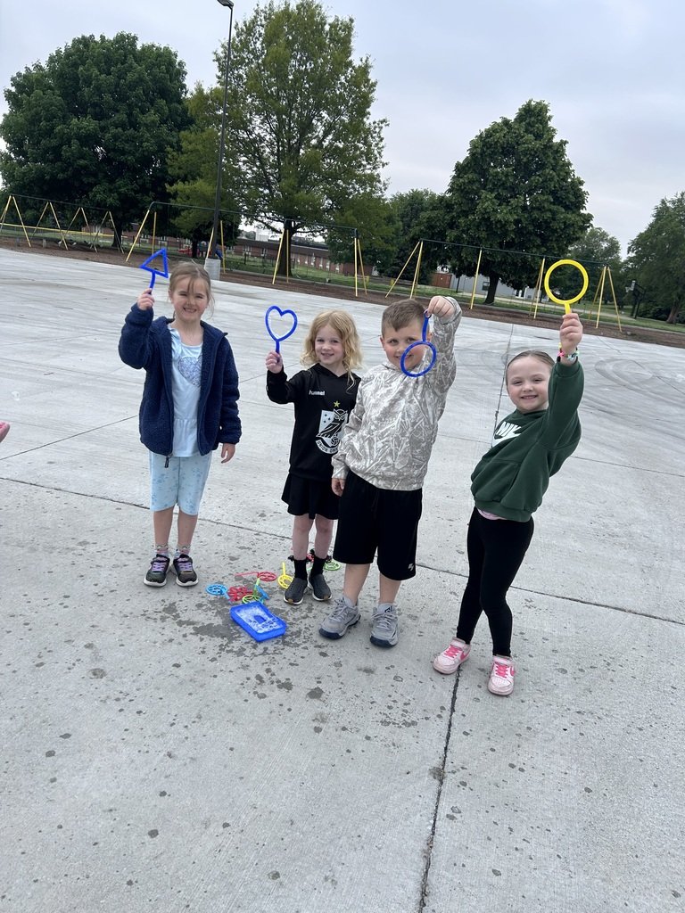 GESGuardians's tweet photo. Even though it was cloudy yesterday, Ms. Boeselager's Kindergarteners had a great time making bubbles! https://t.co/fwFLyBRNL1