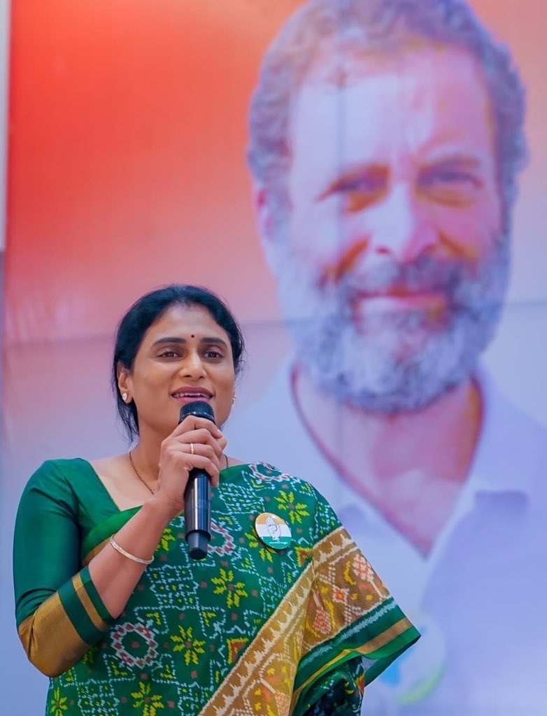 realyssharmila's tweet photo. YSR ఆశయ సాధనకోసం, రాష్ట్ర అభివృద్ధికి ప్రత్యామ్నాయం కాంగ్రెస్ పార్టీ అని నమ్మి, కాంగ్రెస్ పార్టీని బలోపేతం చేసేందుకు YCP, TDP, జనసేనతో సహా వివిధ పార్టీల నుంచి ఫేజ్ 1 లో 250 మంది నాయకులు నేడు పార్టీలో చేరడం జరిగింది. కండువా కప్పి సగర్వంగా వారిని పార్టీలోకి ఆహ్వానించడం జరిగింది. మహానేత YSR సంక్షేమ పాలన తిరిగి సాధించేందుకు, YSR ఐడియాలజీని బ్రతికించేందుకు,  తిరిగి సొంత పార్టీ కాంగ్రెస్ లో చేరుతున్న ప్రతి ఒక్క YSR అభిమానికి పేరు పేరునా రాజశేఖర్ రెడ్డి బిడ్డగా కృతజ్ఞతలు తెలుపుతున్నా. @drnraghuveera 
@Pallamrajumm @RudrarajuGidugu @GaneshYadavINC @DrPalakVermaINC 

@manickamtagore @INCIndia @INC_Andhra