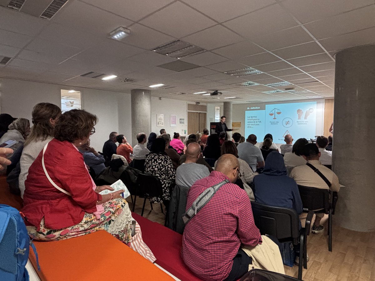 OrangeAuRA's tweet photo. .Orange mécène de la semaine de l'#IA pour tous.
La salle était comble ce matin chez @FTravail_ARA pour l'atelier "découvrir l'IA".
Merci à Gérald et Laurann nos animateurs qui nous ont rassurés : " l'IA sert à gagner du temps, la vraie valeur ajoutée, c'est l'humain" https://t.co/IZRSjPgwGV