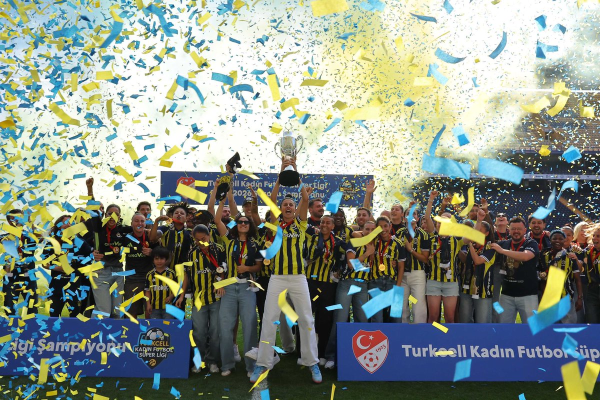 1907gfbarmy's tweet photo. ŞAMPİYON! 🏆

@kadinfutbolfb https://t.co/MWGEgCtiHq