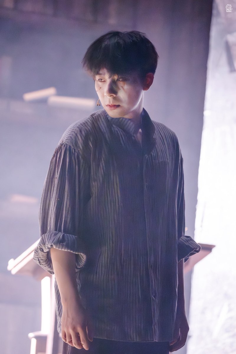 5yeah_pics's tweet photo. 260519 뮤지컬 브라더스 까라마조프 커튼콜

스메르쟈코프 이준우 배우님 https://t.co/aSO7vz0vi0