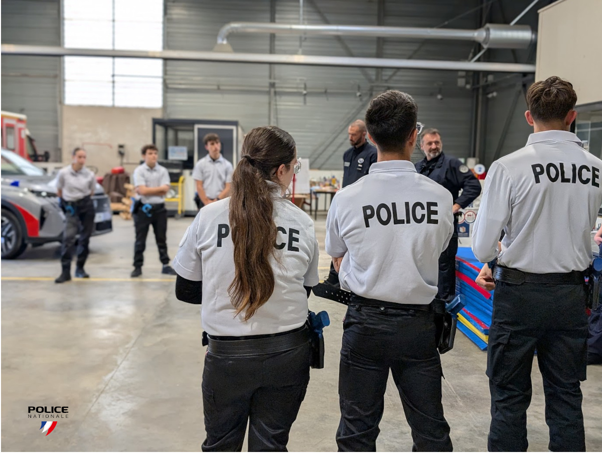PoliceNat_17's tweet photo. Épisode 2: A la rencontre des Bac pro "Métiers de la Sécurité"|
L' AM a été dédié à la simulation d'un accident entre un véhicule et une trottinette🛴: 2 brigades d'intervention composées de lycéens ont dû réagir face à cet incident. Puis découverte de la #PoliceScientifique🔎📷 https://t.co/6o49zybwwG