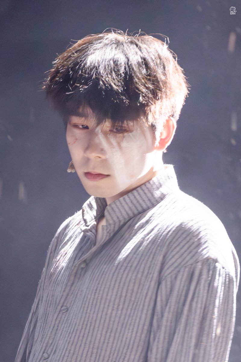 5yeah_pics's tweet photo. 260519 뮤지컬 브라더스 까라마조프 커튼콜

스메르쟈코프 이준우 배우님 https://t.co/BaUlvmifrd