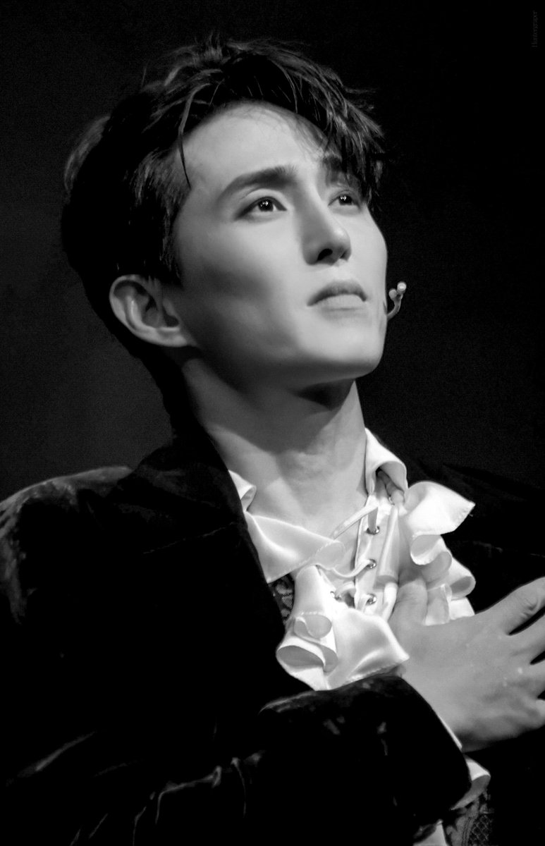 huntergraper's tweet photo. 260519 뮤지컬 더 테일 커튼콜 에필로그

바이런 役 | #손유동 
Monochrome ver. https://t.co/5XAyTWI8xt