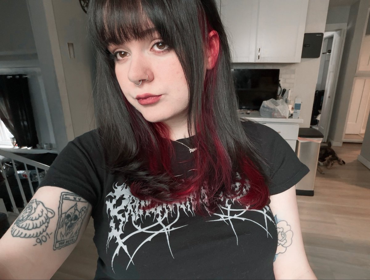 chaccopaws's tweet photo. me 🤝 this shirt https://t.co/Co7ih27JT7