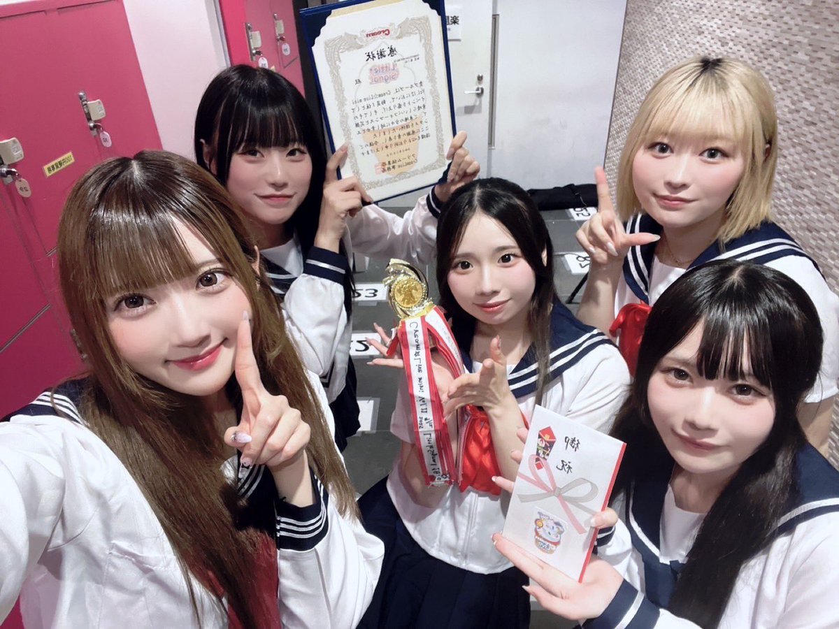 LittleSignal714's tweet photo. 本日は「Cream⭐︎Live mini Vol.12 The Pickup IDOL!」お越しくださりありがとうございました☺️‼️

みなさまのおかげで1位を頂くことができました‼️✨

顔面キーホルダー、成績表GETできましたでしょうか！！
これからもリトルシグナルをよろしくお願い致します！！ https://t.co/vKeQSfEioO