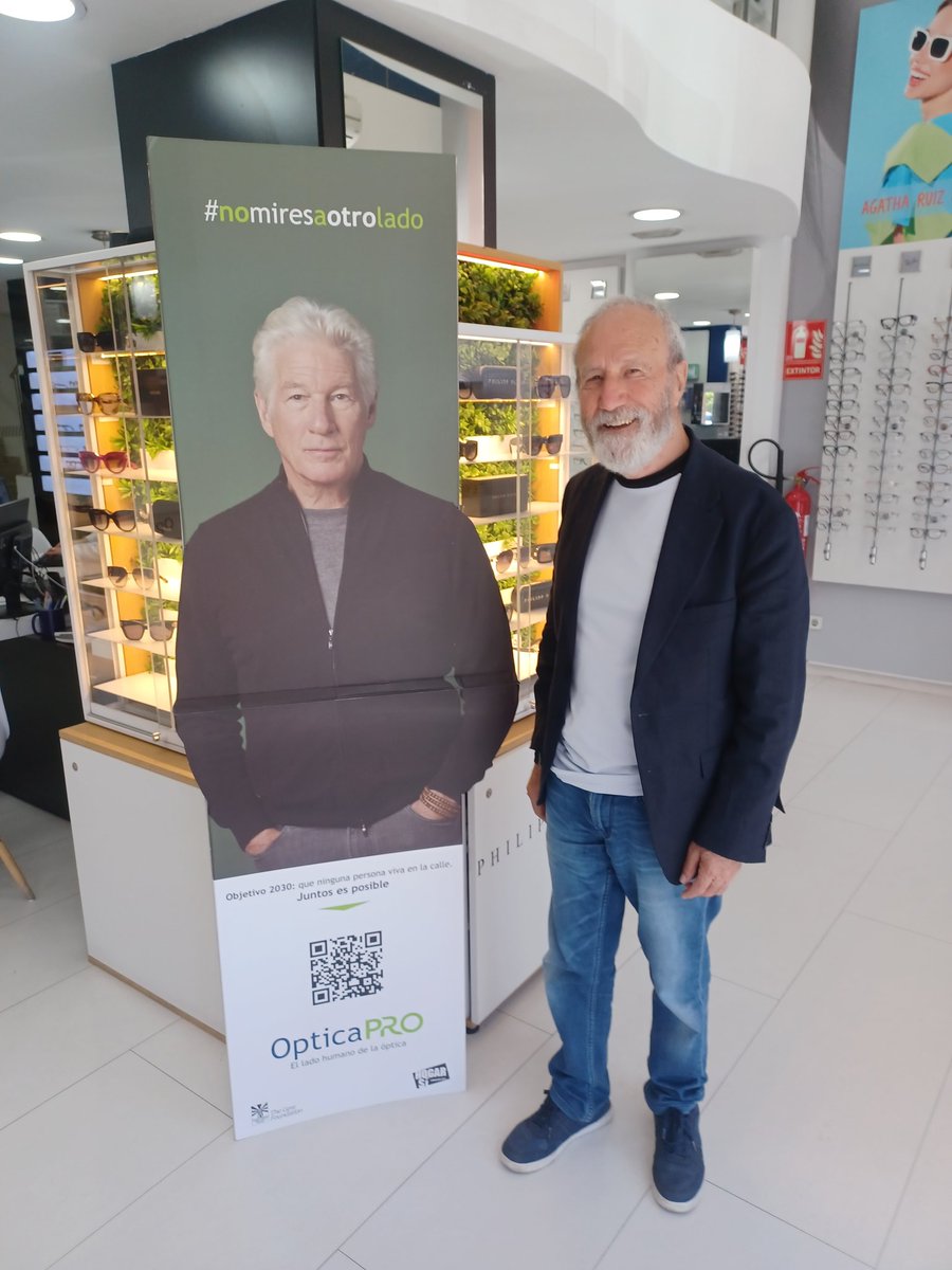 world_muro's tweet photo. #JuanMuro 🎷 #RichardGere   #OpticaPro 
Solo las grandes personas hacen lo posible para que mejoren sus vida otras.
HOGAR SÍ y la Fundación Gere con su implicación
responde a un objetivo común y compartido: conseguir que nadie viva en la calle en 2030
#disco #opticapro #leganes https://t.co/utfLqBDjtc