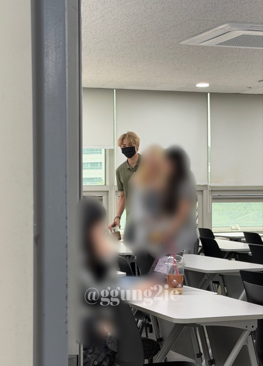 ggung2ie's tweet photo. 오늘도 우찬님 수업들으러 오셨어요..
1층 카페에서 아아?사들고 허겁지겁 들어오심ㅜ https://t.co/gxdDl5yKb5
