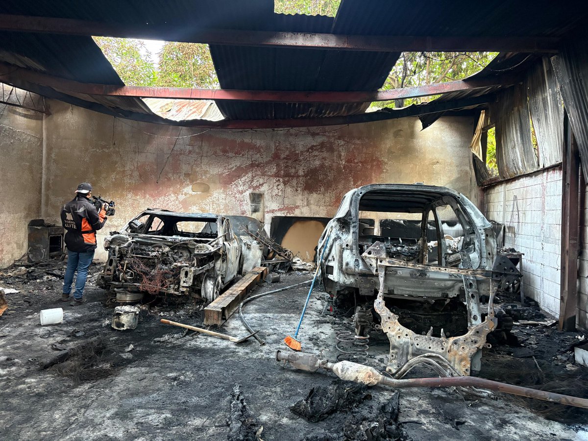 AztecaNoticiaGT's tweet photo. De este siniestro, no se reportan personas heridas; únicamente daños materiales. Según el propietario lo perdido está valorado en más 300 mil quetzales. https://t.co/4LanZWLlCb