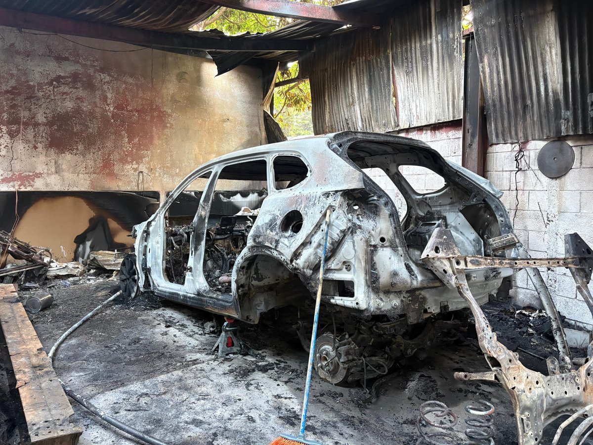 AztecaNoticiaGT's tweet photo. De este siniestro, no se reportan personas heridas; únicamente daños materiales. Según el propietario lo perdido está valorado en más 300 mil quetzales. https://t.co/4LanZWLlCb