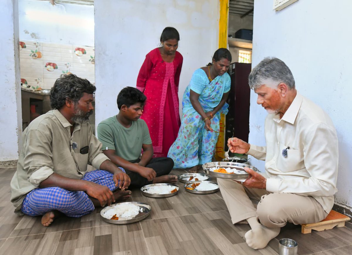 AndhraPradeshCM's tweet photo. శ్రీ పొట్టి శ్రీరాములు నెల్లూరు జిల్లా కావలి మండలం తుమ్మలపెంటలో  తానంగారి బాబు అనే మత్య్సకారుడి కుటుంబం తో కలిసి వారి ఇంట్లో గౌరవ ముఖ్యమంత్రి శ్రీ నారా చంద్రబాబు నాయుడు నేడు భోజనం చేశారు. మార్కెట్‌లో స్వయంగా చేపలు కొనుగోలు చేసి తానంగారి బాబు ఇంటికి వెళ్లి వండించుకుని తిన్నారు. కుటుంబ సభ్యుడిలా వారితో కలిసి కింద కూర్చుని భోజనం చేశారు. ఈ సందర్భంగా సీఎం స్వయంగా తన చేతులతో వారికి చేపల పులుసును వడ్డించారు. అనంతరం వారితో కలిసి గ్రూప్ ఫోటో దిగారు. తమఇంటికి వచ్చిన ముఖ్యమంత్రికి తానంగారి బాబు కుటుంబ సభ్యులు ధన్యవాదాలు తెలిపారు.
#MatsyakarulaSevalo
#IdhiManchiPrabhutvam
#AndhraPradesh