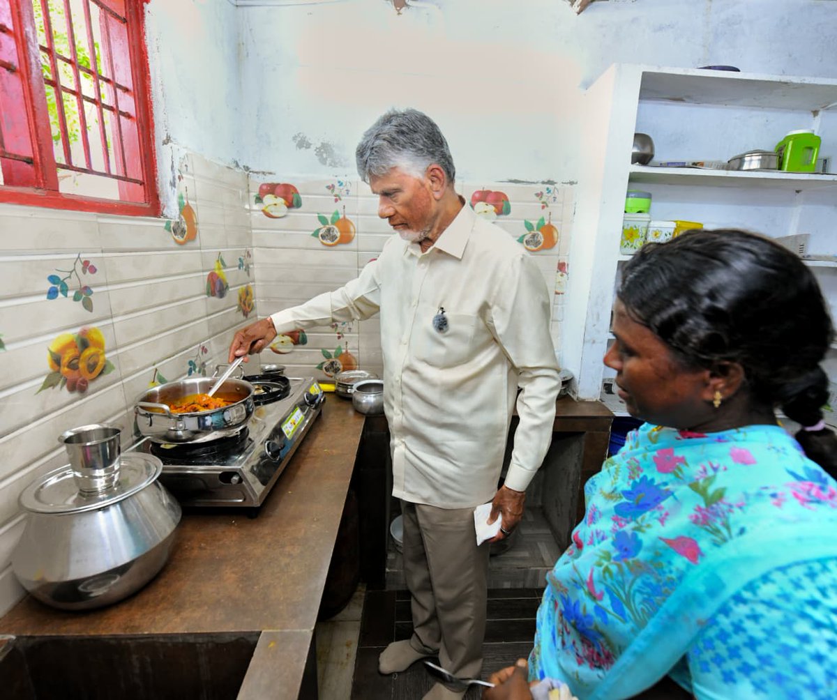 AndhraPradeshCM's tweet photo. శ్రీ పొట్టి శ్రీరాములు నెల్లూరు జిల్లా కావలి మండలం తుమ్మలపెంటలో  తానంగారి బాబు అనే మత్య్సకారుడి కుటుంబం తో కలిసి వారి ఇంట్లో గౌరవ ముఖ్యమంత్రి శ్రీ నారా చంద్రబాబు నాయుడు నేడు భోజనం చేశారు. మార్కెట్‌లో స్వయంగా చేపలు కొనుగోలు చేసి తానంగారి బాబు ఇంటికి వెళ్లి వండించుకుని తిన్నారు. కుటుంబ సభ్యుడిలా వారితో కలిసి కింద కూర్చుని భోజనం చేశారు. ఈ సందర్భంగా సీఎం స్వయంగా తన చేతులతో వారికి చేపల పులుసును వడ్డించారు. అనంతరం వారితో కలిసి గ్రూప్ ఫోటో దిగారు. తమఇంటికి వచ్చిన ముఖ్యమంత్రికి తానంగారి బాబు కుటుంబ సభ్యులు ధన్యవాదాలు తెలిపారు.
#MatsyakarulaSevalo
#IdhiManchiPrabhutvam
#AndhraPradesh