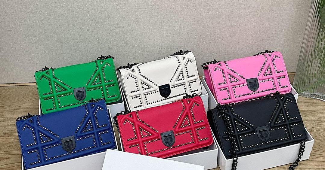 OumarMrs's tweet photo. your number one hand bags plug here. 
wholesale and retail. 
please retweet, my customers are on your TL. https://t.co/8ILVHceIiF