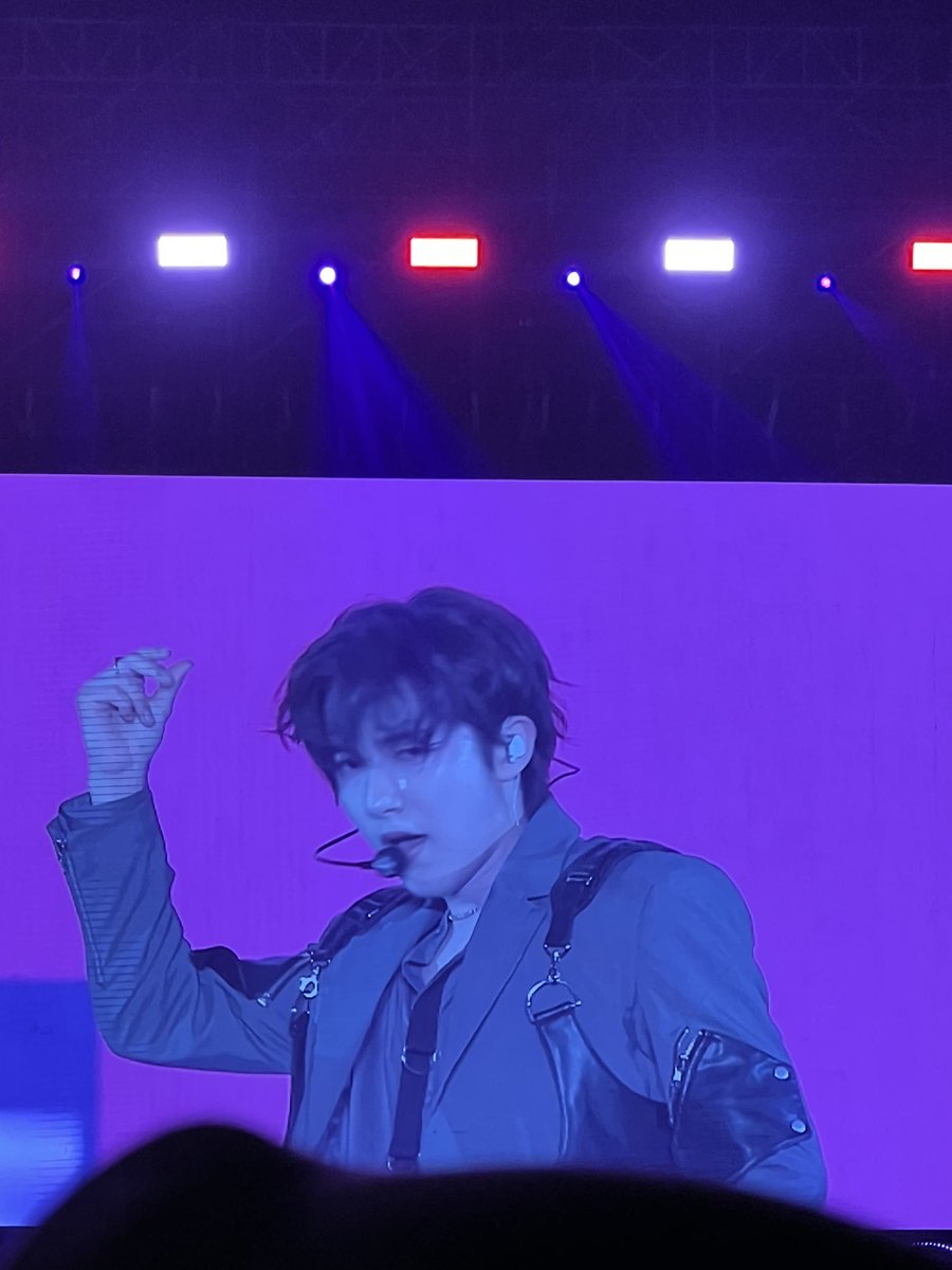 대형 스크린에 런쥔 tweet media