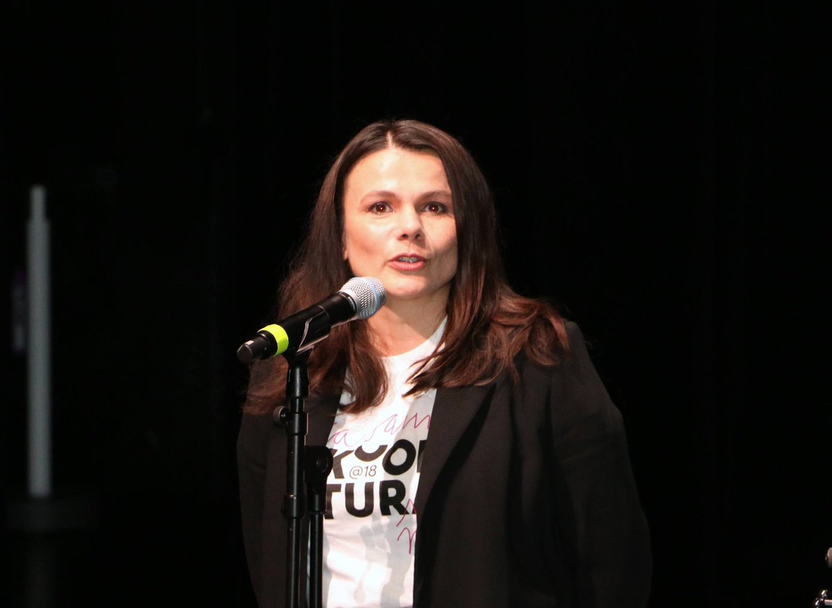 VinkaIlak's tweet photo. 🎭📚 Predstavljena je #KulturnaIskaznica kojom Ministarstvo kulture i medija RH mladima koji navršavaju 18 godina osigurava 100 € za kulturne sadržaje. Ministrica Nina Obuljen Koržinek predstavila je projekt uz podršku FINA-e i CARNET-a. 🇭🇷 #kultura #mladi https://t.co/cbIyFO0ADH