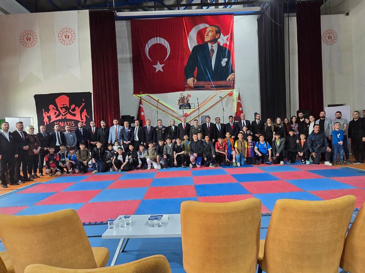 yilmazilhan30's tweet photo. 19 Mayıs Atatürk’ü Anma, Gençlik ve Spor Bayramı kapsamında düzenlediğimiz programımız; çelenk sunma töreniyle başlayıp Gençlik Merkezimizde gerçekleştirdiğimiz etkinliklerle coşku ve heyecan içerisinde sona ermiştir.
Bu anlamlı günde emeği geçen tüm çalışma arkadaşlarımıza, antrenörlerimize, eğitmenlerimize ve gençlerimize teşekkür ediyor; bayramımızın birlik, beraberlik ve kardeşlik duygularını güçlendirmesini temenni ediyorum. 🇹🇷