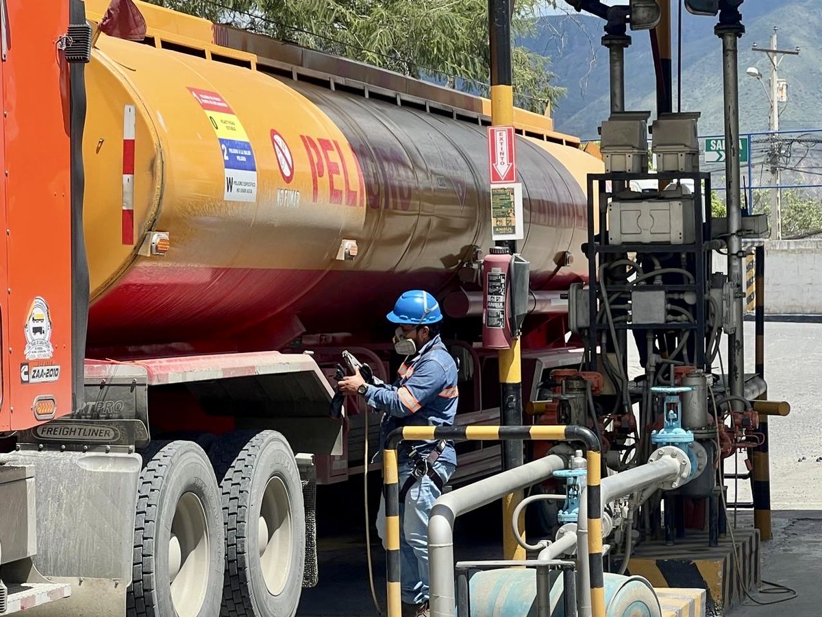 ARCH_Ec's tweet photo. ✅ #ARCHControla

👷🏽En #Loja verificamos despacho normal de #combustibles, control de seguridad en autotanques y monitoreo permanente de existencias y ventas. ⛽️

Seguimos garantizando abastecimiento seguro y continuo para la ciudadanía. 🇪🇨 https://t.co/iRA8QZEVzn