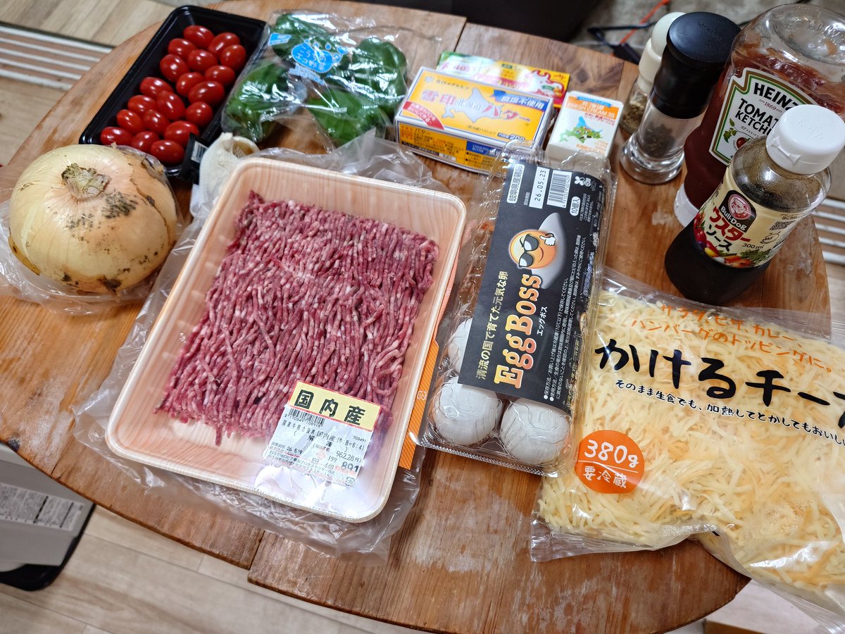 CakraTenjiku's tweet photo. 今回の酒カスおじさんの初心者クッキングドタバタ劇場「ちゃくらずキッチン👨‍🍳」は、

「ロコモコ」

で、ございます🍚🥩🧅🍅🫑🍄‍🟫🧄🧀🧈🍳✨ https://t.co/kQdF2E2DYu