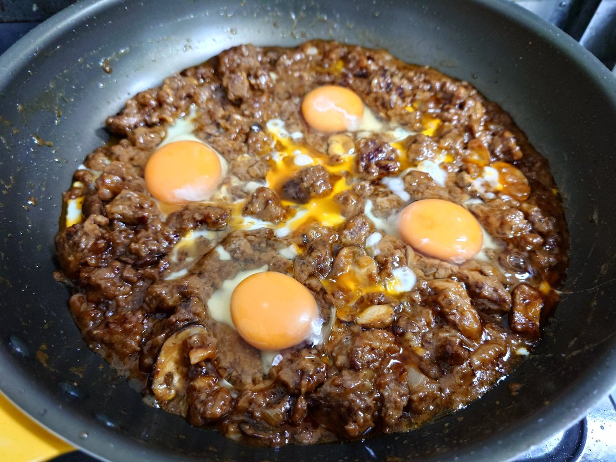 CakraTenjiku's tweet photo. 今回の酒カスおじさんの初心者クッキングドタバタ劇場「ちゃくらずキッチン👨‍🍳」は、

「ロコモコ」

で、ございます🍚🥩🧅🍅🫑🍄‍🟫🧄🧀🧈🍳✨ https://t.co/kQdF2E2DYu