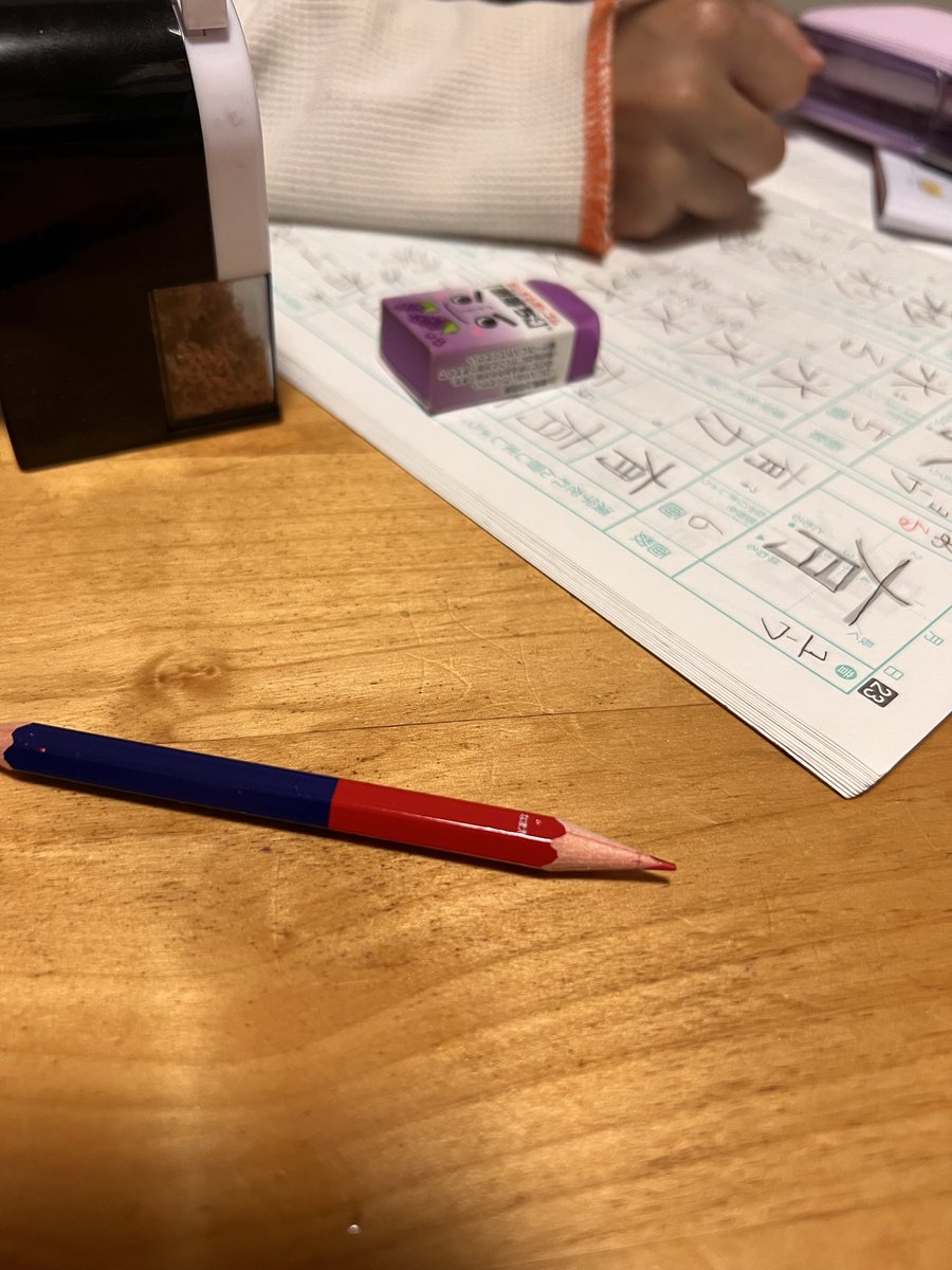 gattsuojisan's tweet photo. 仕事から帰ってくるの遅いから平日は子どもとの時間が無いのが辛いけど、夜寝るのと宿題とりかかるの遅すぎ長女がギリ起きてるので、良くも悪くも、何よりも癒し（晩酌付🍺）🤭 https://t.co/jUyWkmqtiD