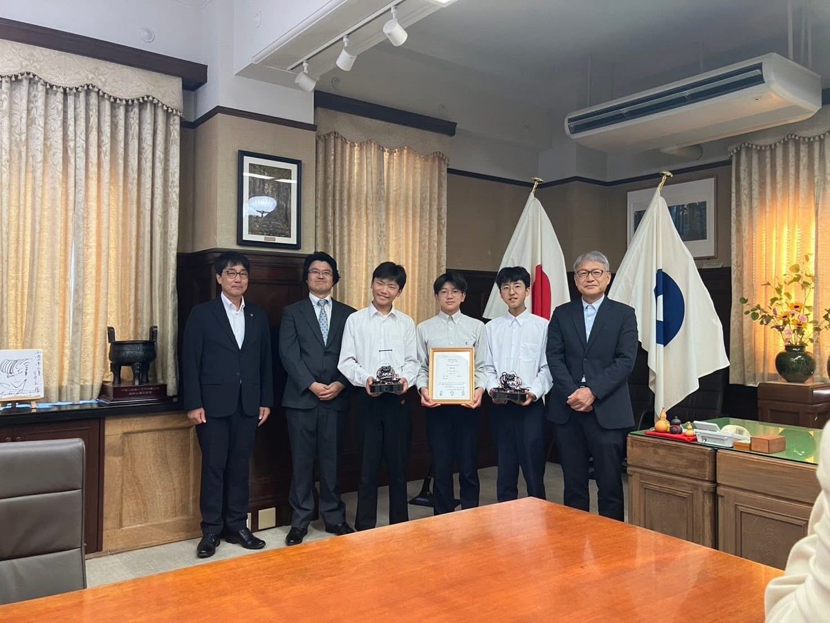 Toinkagaku's tweet photo. 宮崎和歌山県知事へ表敬訪問に行かせていただきました。

ロボカップジュニアサッカーエントリー部門全国優勝を報告しました。

優勝したロボットが動いているところもみていただきました。

準備をしていただきました県庁の方や教育委員会の先生方、ありがとうございました。

#桐蔭科学部 https://t.co/1qLQU1DrDp