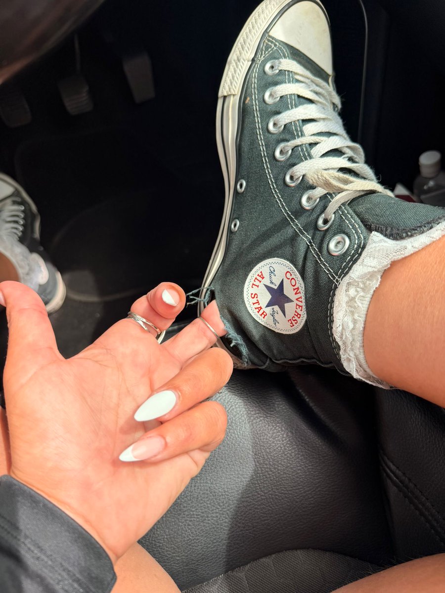 Velvetsolesis's tweet photo. Fingered these Converse a little too hard… now they’ve got a hole in them 👀🖤
#Converse #SneakerGirl #HighTops #WornSneakers #SneakerFetish #HoleInMyShoe #ShoePlay #FootContent #FeetTwitter #LacePlay #AltStyle #GirlsWithSneakers #FootFans #SneakerTease #CasualTease https://t.co/10mr5PIBwo