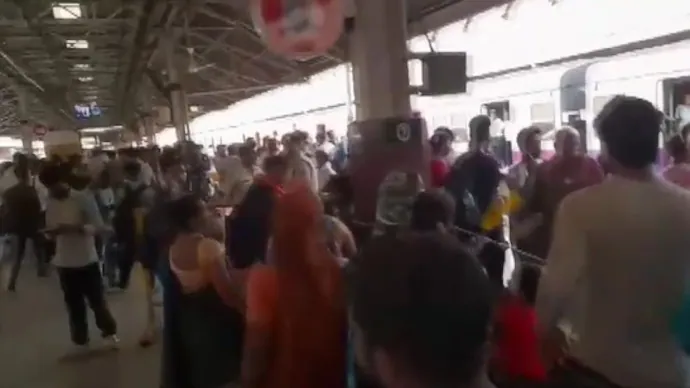 IndiaToday's tweet photo. Panic grips Howrah station as fire breaks out on Bihar-bound train
Read More: https://t.co/YXyPvWtM61
#HowrahStation #MithilaExpress | @Anupammishra777 https://t.co/T05Eg1XkYk