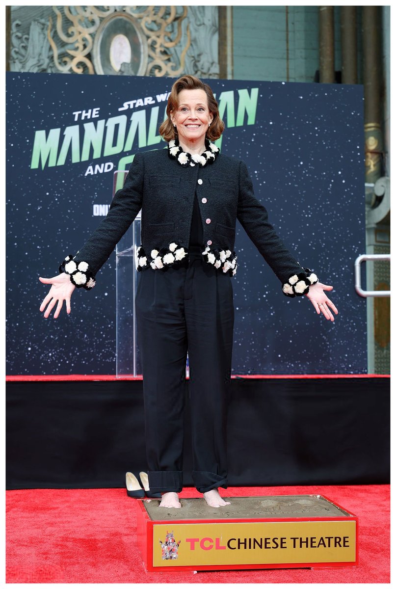 SWamovieaday's tweet photo. "Shake, shake, shake..." 

She killed me when she started dancing 😍🎊

I'm just a regular fan: when Sigourney gets a recognition, my first thought is, “Good morning, world! What took you so long?” But then I let it go, and I'm over the moon about her.  ❤️

#SigourneyWeaver https://t.co/fcZ4ziXuOf
