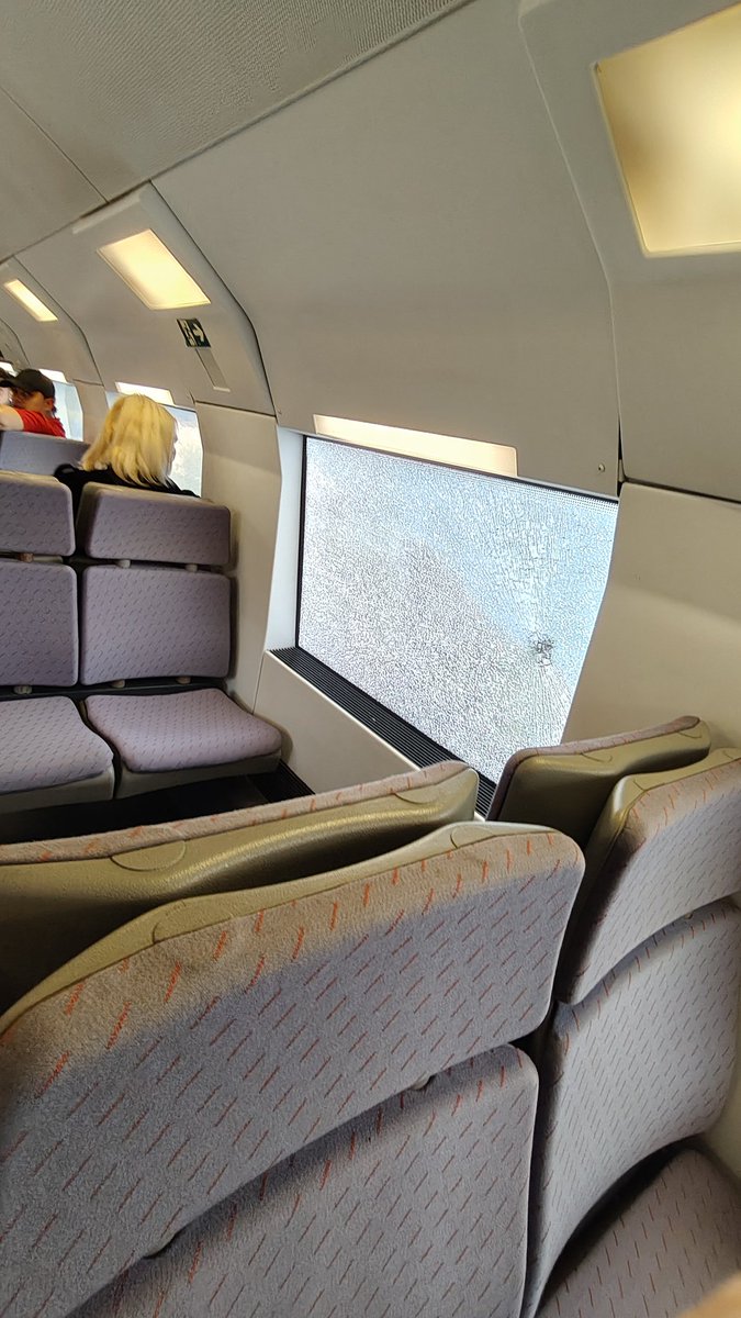 CritiCarli's tweet photo. @rodalies Tren que acaba de sortir de Vilanova(16.50) en el trajecte fins a Sitges. Uns nens desde les cales acaben de tirar una pedra que casi trenca el vidre!! Quin susto joder, Ja sol faltaven aquests maleducats trencant els trens de @renfe ja tenim prou https://t.co/udl5JB5AJj
