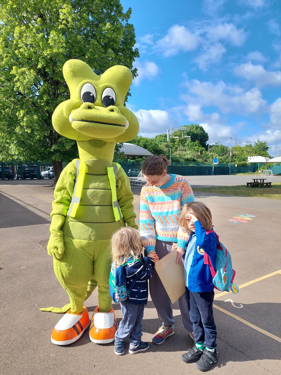 haringeycouncil's tweet photo. ๐๐ธ Mr Croc, the walking crocodile, is out for #WalkToSchoolWeek in Haringey!
Heโs already visited Ferry Lane School โจ
๐ Wed: Earlham School N22
๐ Thur and Fri: St Michaelโs CofE Primary N6
Promoting safer, healthier & more fun journeys ๐ https://t.co/mZHByFUPl8