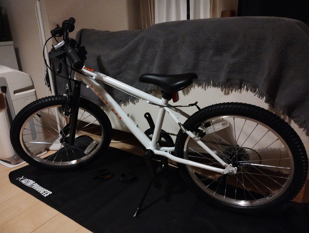 rvak's tweet photo. 子供の20インチの自転車は2,3年ぐらいしか使わないし
アサヒの中古でも良いかと思ったけど
デカトロンの自転車が二万ぐらいだったので注文。
タイヤ回すと後輪のハブあたりからキシミ音がするし回転シブいし…。
玉あたり調整しないといかんかー。 https://t.co/faOBn5r7ED
