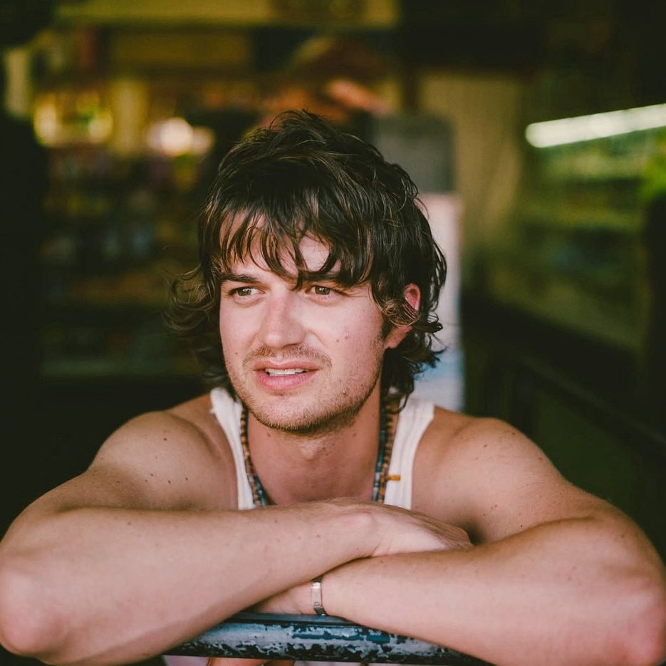 kassy_djomunson's tweet photo. joe keery. next question. https://t.co/4vD7W0rIky