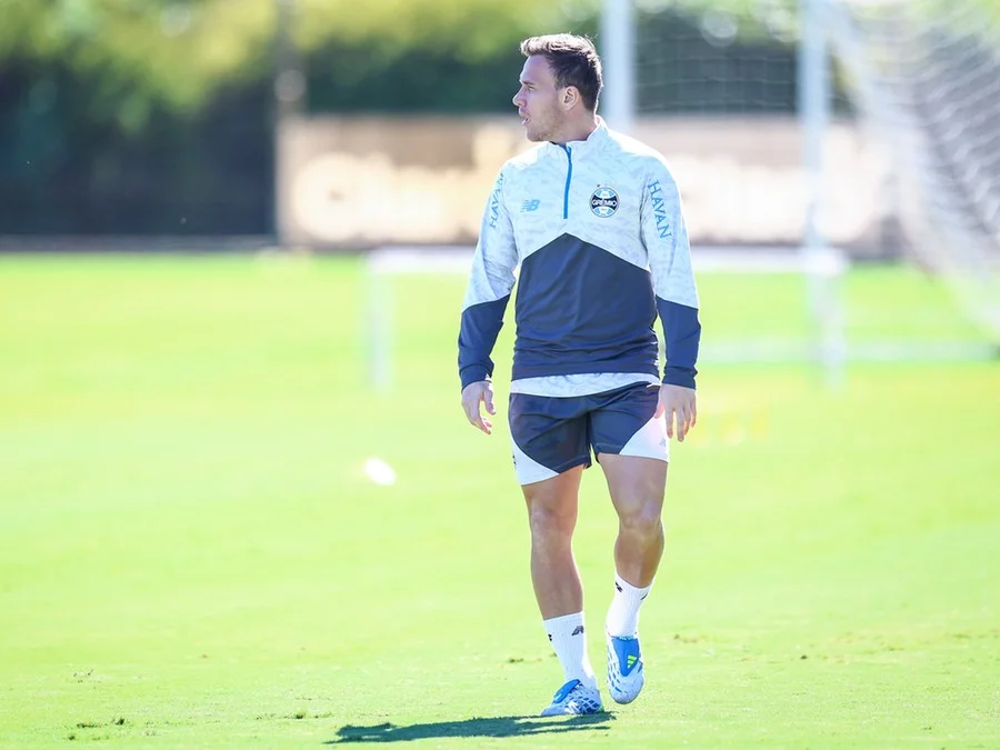 MelloTalis's tweet photo. #Grêmio l Comissão técnica aponta pessimismo para o retorno de Arthur no jogo diante do Santos, no sábado (23), na Arena, pelo Brasileirão.

Jogador ainda não participa das atividades com o restante do grupo e, neste momento, está fazendo trabalhos físicos individuais no campo. https://t.co/9bcNktuKPC