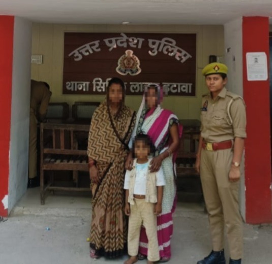 etawahpolice's tweet photo. #Operation_muskan
मात्र 02 घण्टे में #Etawahpolice द्वारा 'ऑपरेशन मुस्कान' के अन्तर्गत कचहरी परिसर से गुमशुदा 4 वर्षीय मासूम बच्ची को सकुशल बरामद कर परिजनों के सुपुर्द किया गया ।
बच्ची को सकुशल पाकर परिजनों द्वारा इटावा पुलिस एवं एसएसपी इटावा @BrijeshS_211  की  प्रशंसा की गयी। https://t.co/yY5aT2PZEV