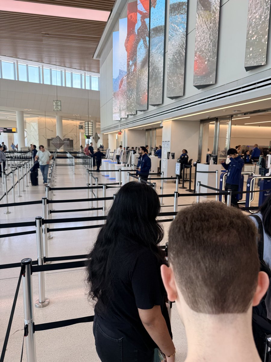 jakemathai's tweet photo. @LGAairport it’s ridiculous that you have @TSA 6 TSA agents sitting idle in Clear line while the wait is 30 - 35 minutes for general boarding .  Do you work for the public or for @Clear https://t.co/z0GVkUFzbc