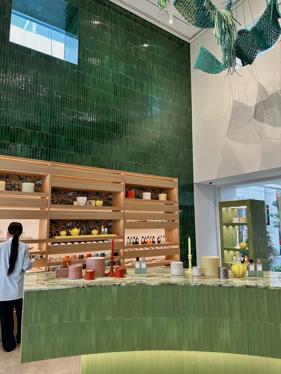 _91mmm's tweet photo. 韓国・ソンスにできたLOEWEのフラッグシップストア2階にある【LOEWE BOTANICAL CAFE】が素敵すぎた🤍🌿無料でロエベフレームのプリ撮れるし、ドリンクも全然高すぎないし、週末の聖水で人溢れかえっててどこのカフェも激混みなのにここだけめちゃくちゃ空いてたから超穴場かも🥺おすすめ！ https://t.co/GIwGlE0hg9