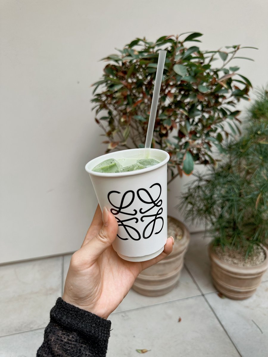_91mmm's tweet photo. 韓国・ソンスにできたLOEWEのフラッグシップストア2階にある【LOEWE BOTANICAL CAFE】が素敵すぎた🤍🌿無料でロエベフレームのプリ撮れるし、ドリンクも全然高すぎないし、週末の聖水で人溢れかえっててどこのカフェも激混みなのにここだけめちゃくちゃ空いてたから超穴場かも🥺おすすめ！ https://t.co/GIwGlE0hg9