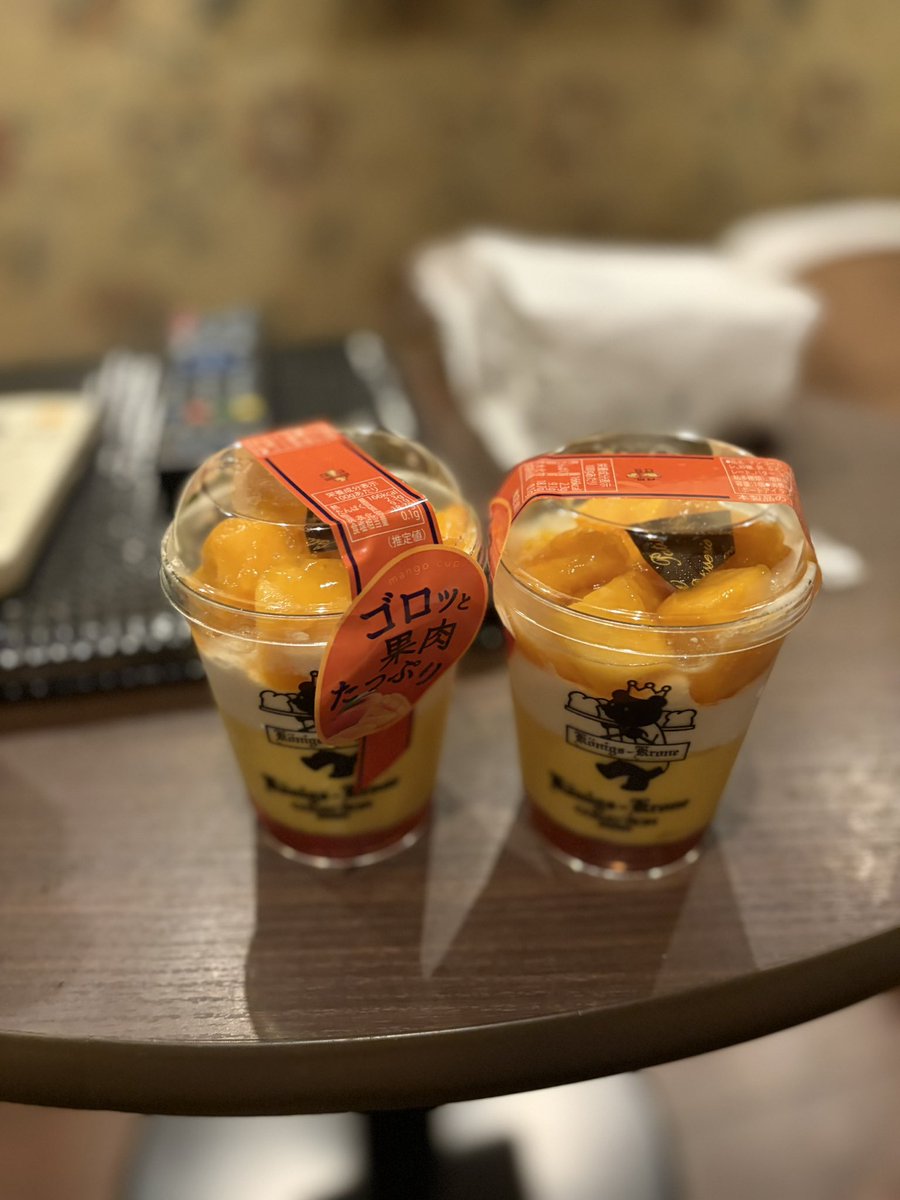 2jwyoa's tweet photo. デザートとか差し入れしてくださる方たち、いつもありがとうございます😊写真撮り忘れちゃう、今日初めて覚えてたので記念に >ᴗ<✧ https://t.co/enNiIaQ6Md