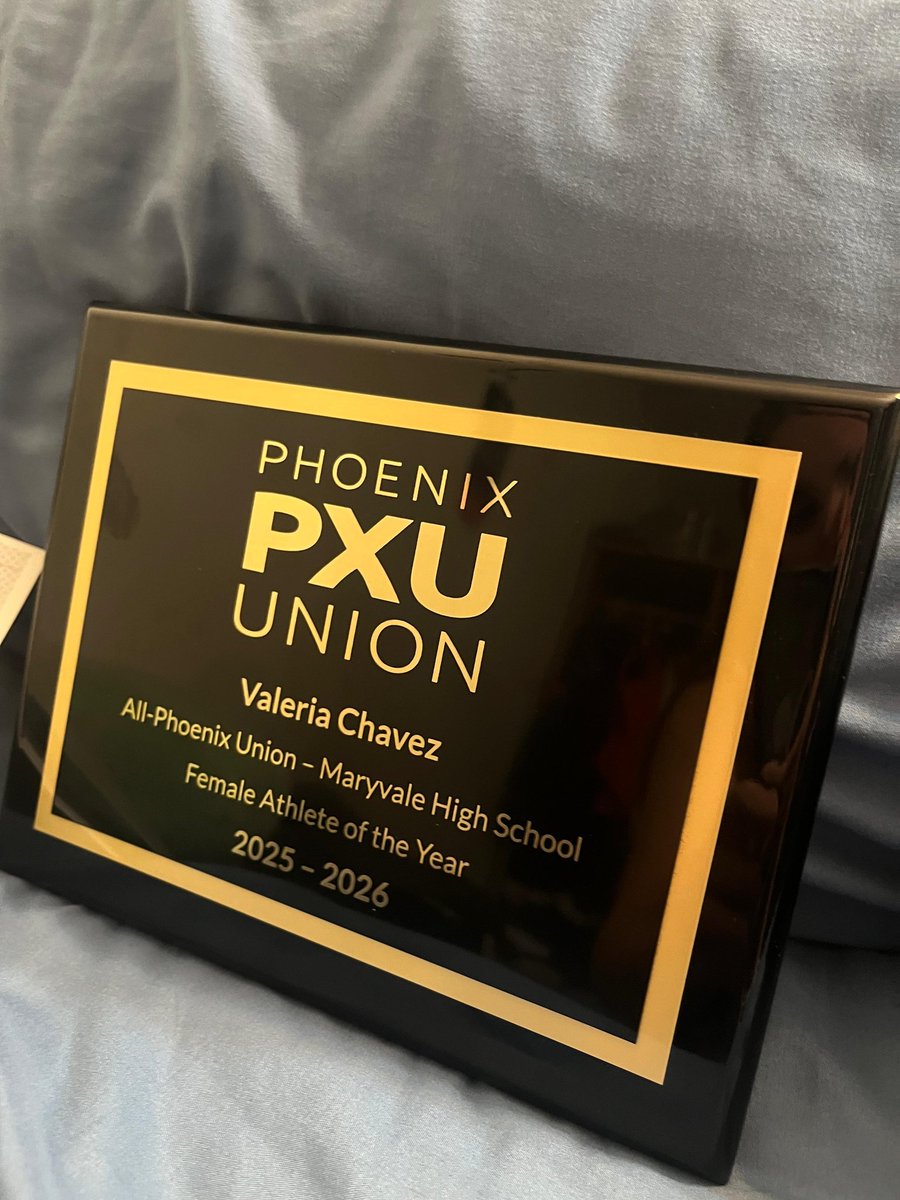 sondeportes's tweet photo. 🏅 La hermosillense Valeria Chávez fue galardonada como Atleta Femenil del Año 2025-2026 por la PXU Unión en el distrito de Phoenix, Arizona 🇺🇸
La joven participó en #flagfootball 🏈 #atletismo 🏃🏼‍♀️ y #soccer ⚽ destacando en las tres.
¡Muchas felicidades! 😎🤙🏽

#SonDeportes 🔥👑 https://t.co/uox2oCRN9F