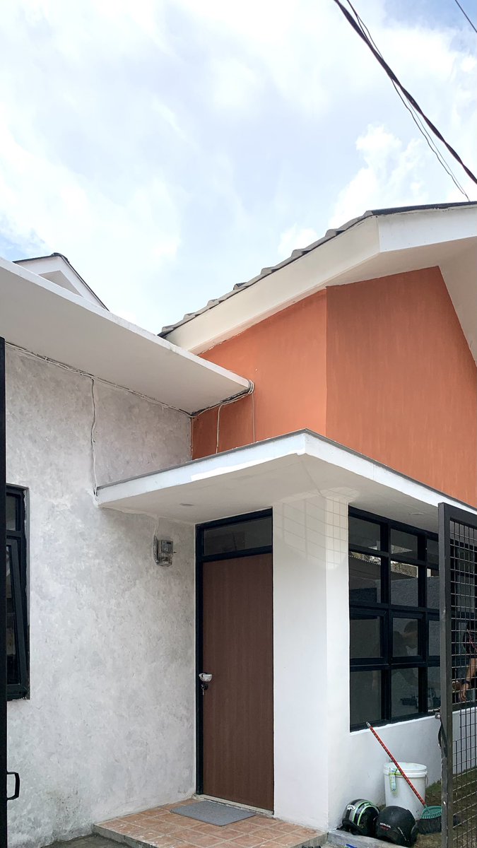 gerrysnatabraja's tweet photo. "Rumah di gang emang bisa sehat?"

Pertanyaan ini disampaikan klien pas abis site visit, karena ngeluh rumah orang tuanya lembap &amp; sesak.

Jawabannya, bisa!

Salah satu caranya adalah mengorbankan sebagian luasan untuk bikin taman &amp; bukaan alami.

MS House by dsgn https://t.co/BoTHRPN0ML