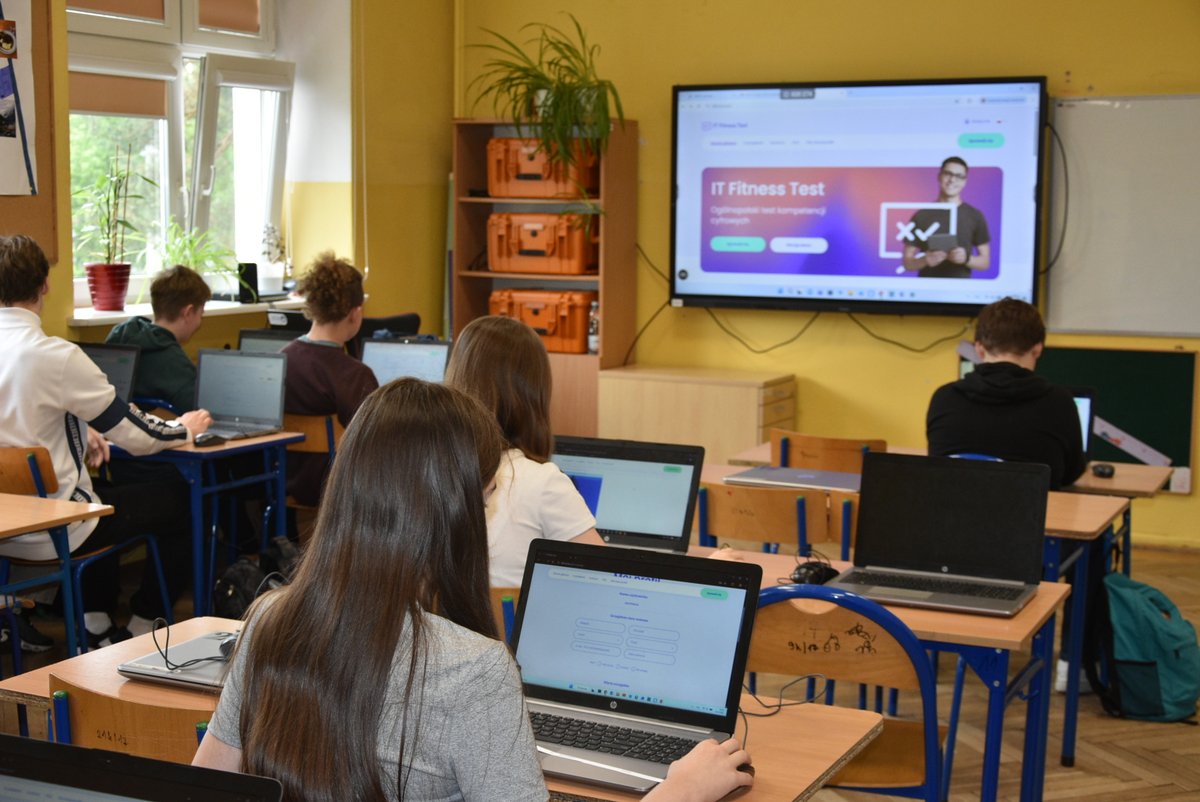 CyfrowaPolska's tweet photo. Do grona samorządów wspierających rozwój kompetencji cyfrowych w ramach projektu #ITFitnessTest dołączyło miasto Otwock.
W inauguracji lokalnej edycji programu we wtorek udział wzięli między innymi @J_Margielski (Prezydent Otwocka), Krzysztof Dec (Wiceprezydent Otwocka), uczniowie i nauczyciele SP nr 1 im. W. Reymonta oraz prezes Cyfrowej Polski @MichaKanownik .
Cieszy nas, że kolejne miasta traktują kompetencje cyfrowe jako inwestycję w przyszłość młodego pokolenia 💻