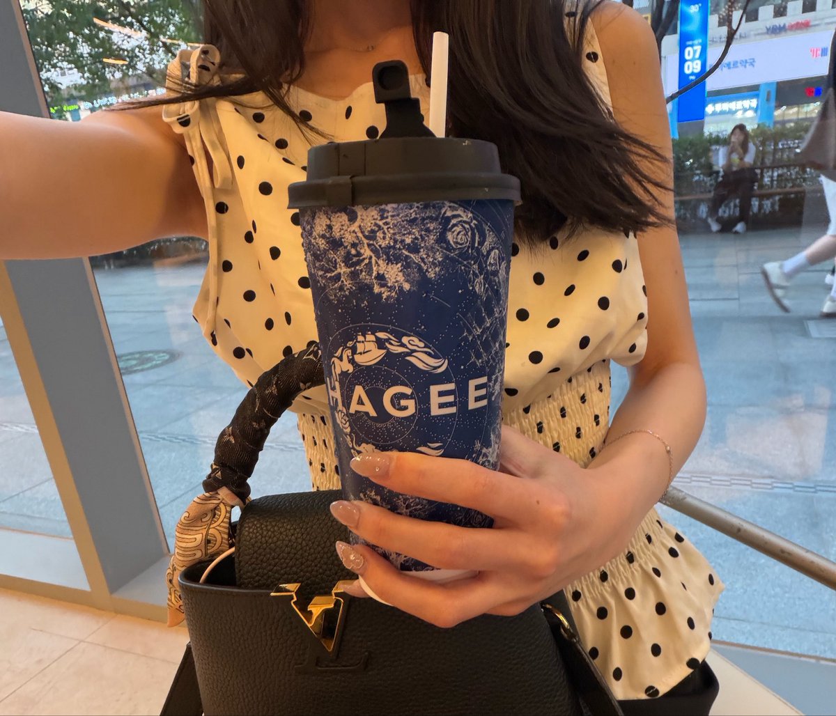 Aoiaoi_official's tweet photo. 念願のCHAGEE🍃

店内には茶葉の香りを試せるコーナーもあって私も母も片っ端からシュポシュポ😂

平日13時くらいにモバイルオーダーし、受け取りまで3時間程度、土曜日は11時頃に注文して4時間程度待ちました⏰

ちなみに受け取り可能から2時間で廃棄されてしまうと書いてあったので要注意��� https://t.co/hFnul8dow5
