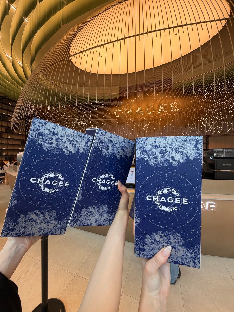 Aoiaoi_official's tweet photo. 念願のCHAGEE🍃

店内には茶葉の香りを試せるコーナーもあって私も母も片っ端からシュポシュポ😂

平日13時くらいにモバイルオーダーし、受け取りまで3時間程度、土曜日は11時頃に注文して4時間程度待ちました⏰

ちなみに受け取り可能から2時間で廃棄されてしまうと書いてあったので要注意��� https://t.co/hFnul8dow5