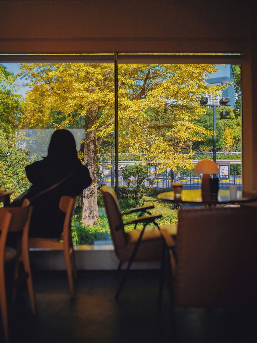 JundiRazan's tweet photo. The first crisp autumn breeze has arrived  Nothing beats sipping warm coffee while watching golden leaves fall today!， https://t.co/iHqukpvIsz