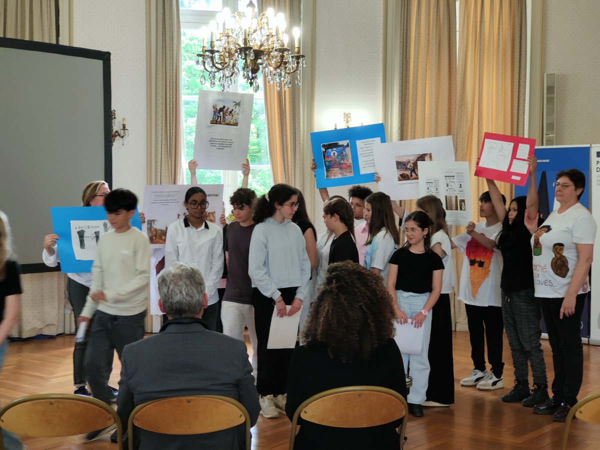 Dsden47's tweet photo. Commémoration de l’abolition de l’esclavage par les élèves de 5e2 du collège Paul Dangla devant Alexandre Falco, DASEN47, et Sophia Skrzypec, directrice de cabinet du @Prefet47
Connaître l'histoire c'est perpétuer le devoir de mémoire pour réfléchir et construire l'avenir. https://t.co/HaaEKoT0X8