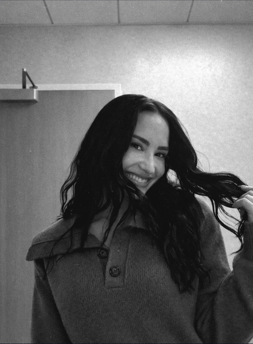 demi lovato gallery tweet media