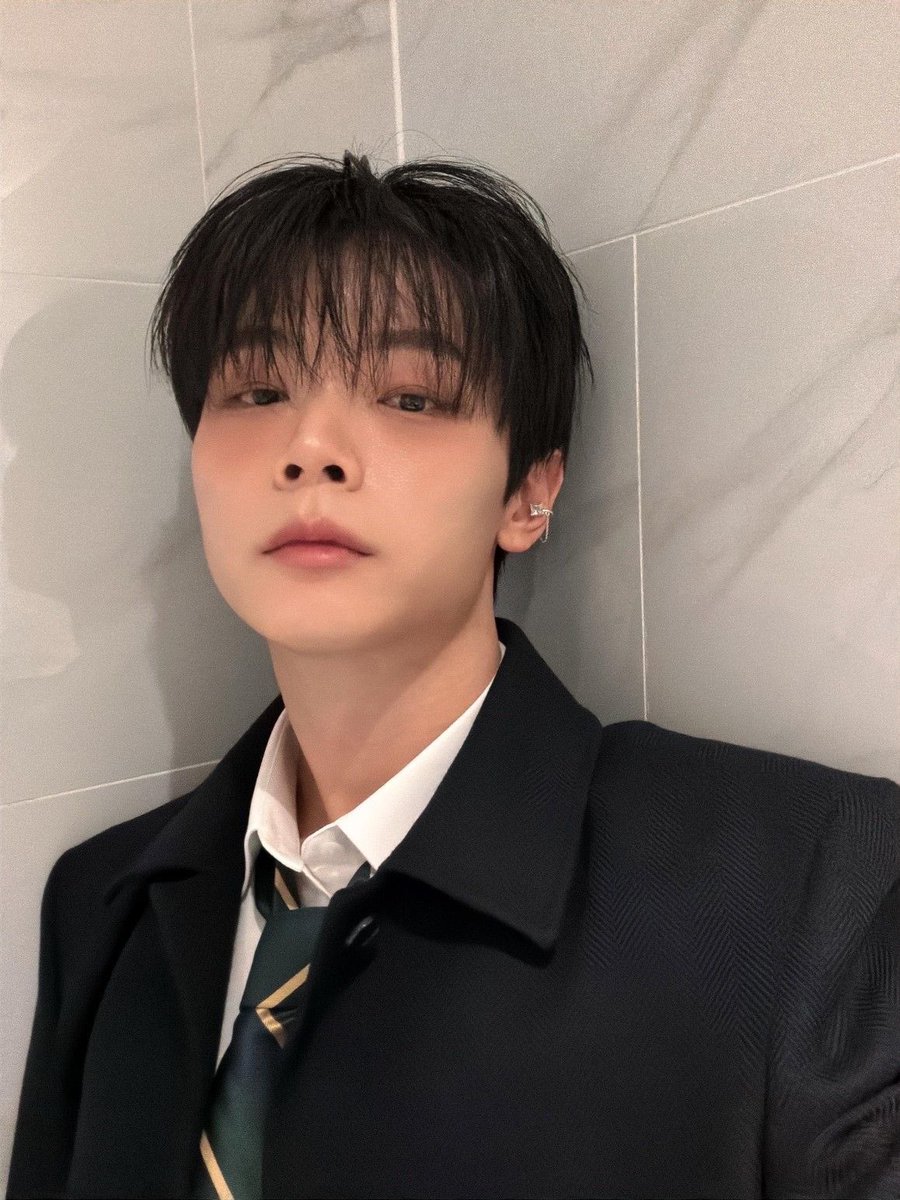 4lucydotcom's tweet photo. 앞으로도 예찬님은 눈 밑까지 뽀용 블러셔로 물들여 주시기 바랍니다. https://t.co/pfASFHuWvb